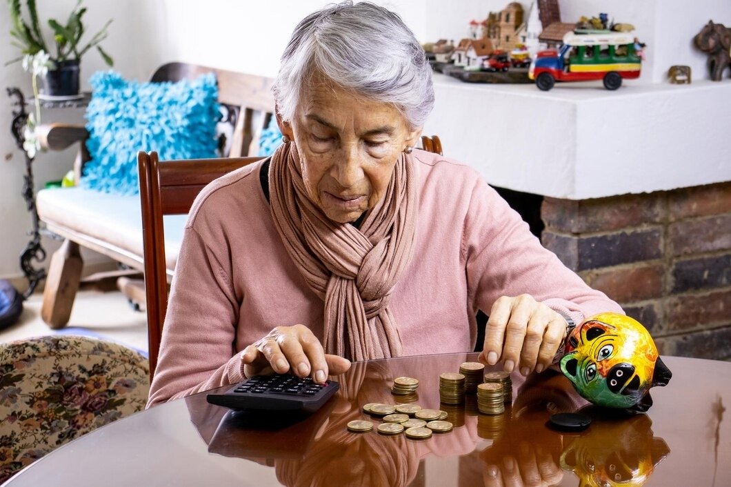 imgi 7 mujer mayor contando monedas mesa 1048944 30484742